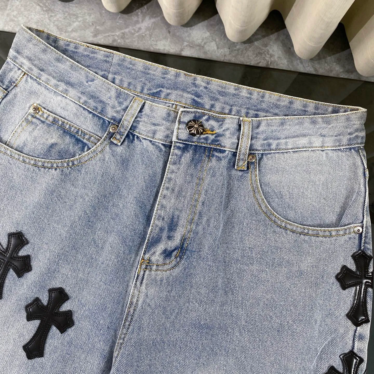 P230 chrome hearts Mattyboy same style black cross patch leather frayed jeans vi Top heavy industry fashionable design] Consistent high street luxury style creation. Speaking of this style, the Zangyin family and GU family are definitely the leading representative brands. Especially the Zangyin family has really achieved a state-of-the-art effect in creating high street style. The unique washed material is used to create this style. The color system is quite eye-catching. After it is decorated with patchwork cross flowers, it cleverly highlights the charm of the brand. Secondly, this style uses classic The classic high-waist cutting design highlights the long legs and fashionable temperament of the upper body. The brand is highly recognizable and the slim fit configuration is more suitable for daily wear. It is a product that interprets personality, fashion, and specifications at a glance. This single product is enough to make any fan excited. It can be a white T-shirt for youthful preppy style, or a tight suspender for lady style. It has strong matching ability and can be easily controlled by men.  [Materials and craftsmanship] Needless to say, this point goes without saying. As an excellent craftsman brand, Zangyin’s requirements for details and craftsmanship are really perfect. The washed color of this model has gone through so many processes, not to mention the embellishment of denim appliques. It is also purely hand-made and sewn. Just like what they believe in, only hand-made things have soul and have the meaning of wear. A top-notch heavy-duty fashionable denim item, I look forward to your perfect interpretation! !  Size:28-36